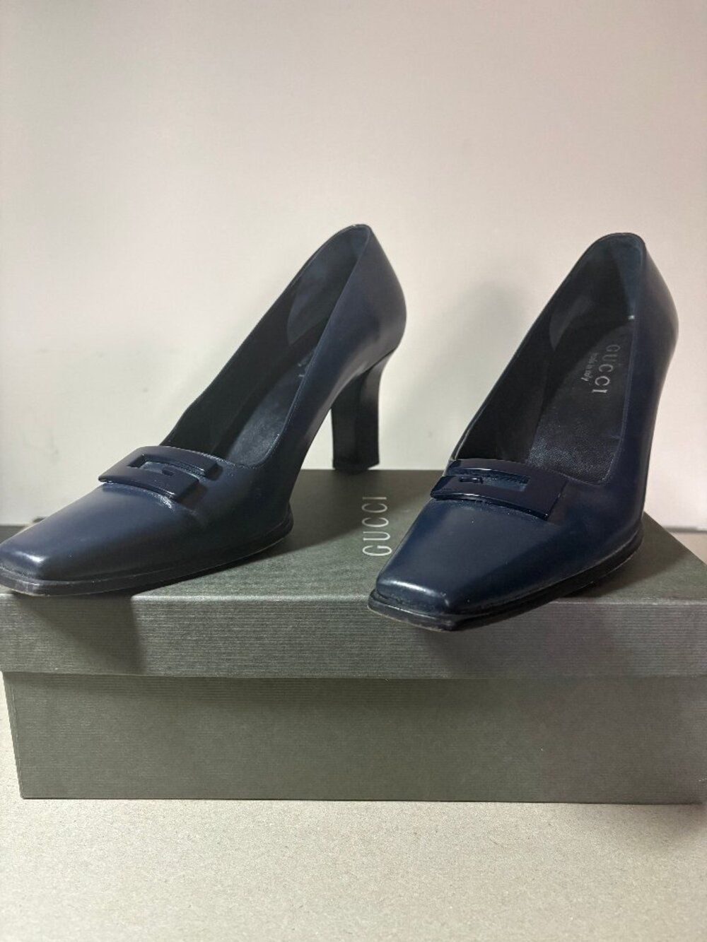 Rare Vintage Late '90s Gucci by Tom Ford "Dรฉcolletรฉ" G-Buckle Navy Pumps